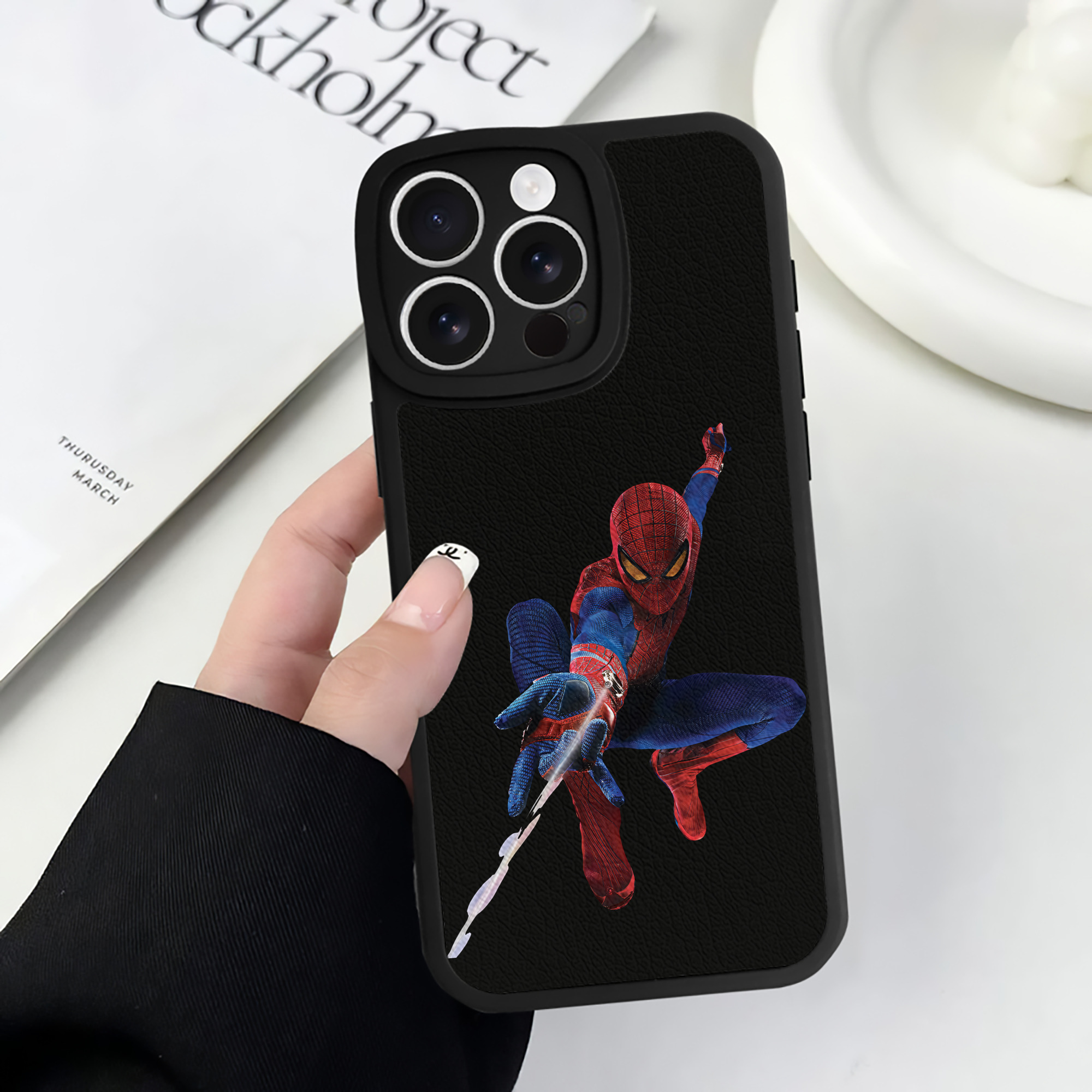 （画像用） Spider Man スパイダーマン 【iPhone 16シリーズ対応】シリコンスマホケース（レザー調） 材質：シリコン